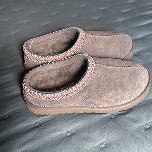 UGG SLIPPERS